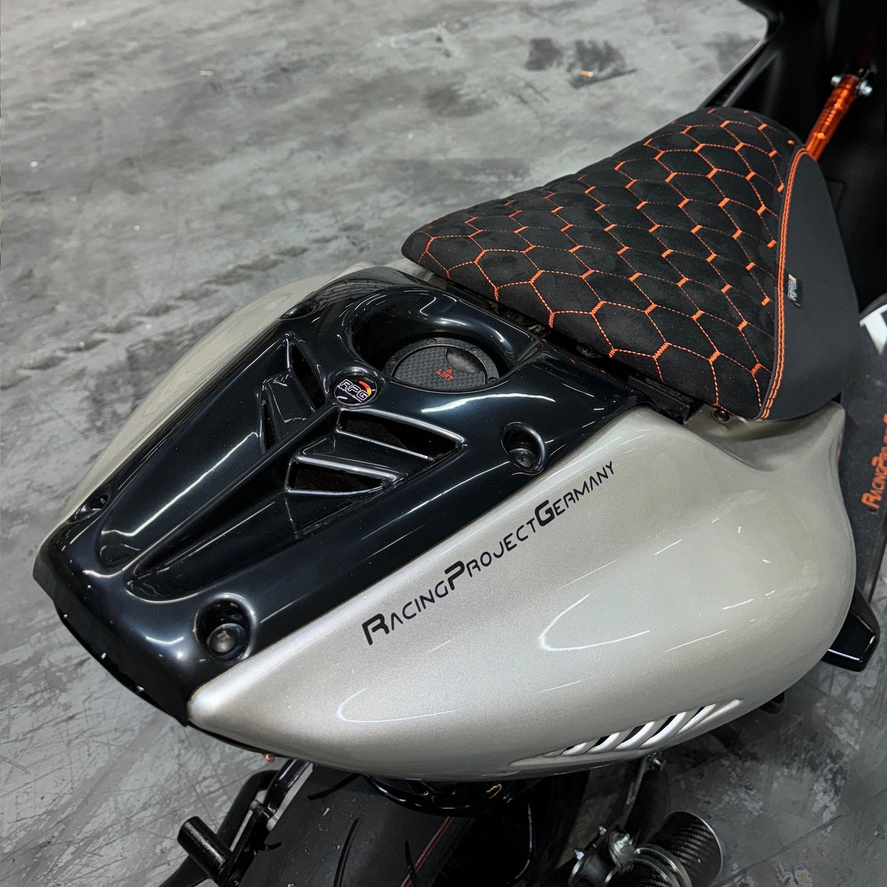 Bouchon de réservoir d'essence STR8 Custom MBK Nitro / Aerox look carbone MAXISC Bouchon de réservoir d'essence STR8 Custom MBK Nitro / Aerox look carbone MAXISC